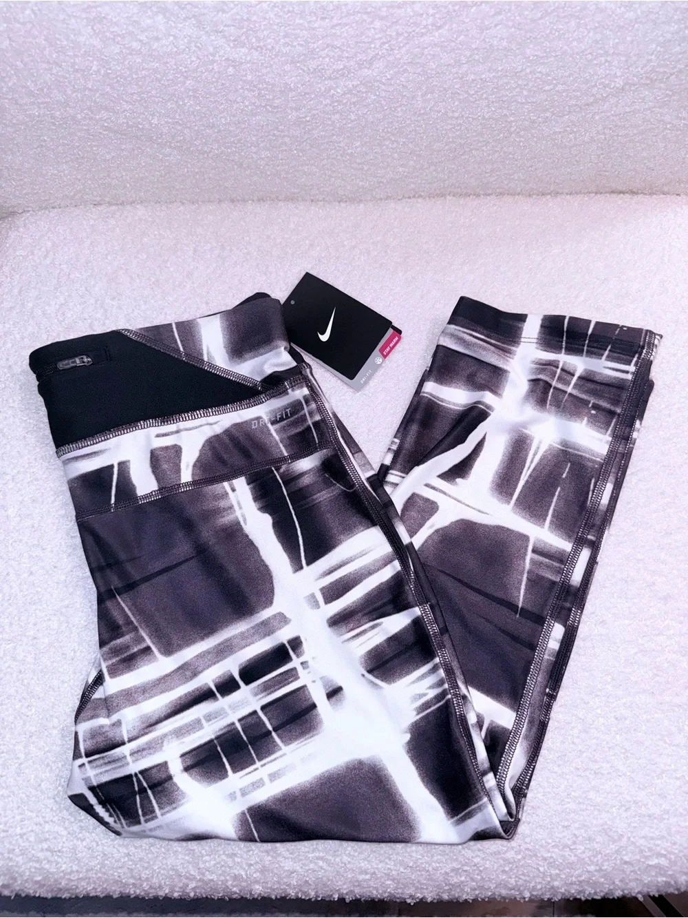 NWT Nike dry fit crop Capri leggings Small black and white design